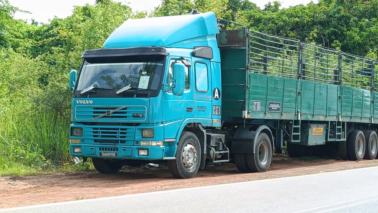 Lori trailer penghantaran kargo berat